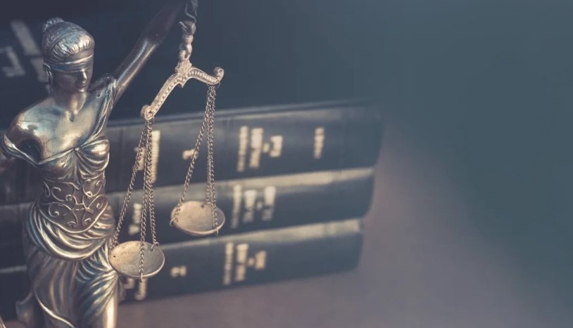 A OAB de São Paulo deixa entendido que é permitido entrar com uma ação civil pública contra uma empresa que está oferecendo serviços jurídicos de forma ilegal.