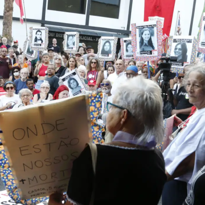 A caminhada realizada em São Paulo evoca a memória do golpe militar e presta uma homenagem às pessoas que foram vítimas desse período histórico.