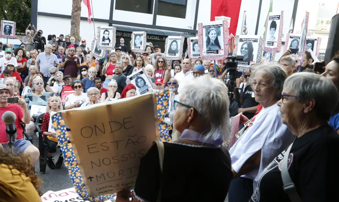 A caminhada realizada em São Paulo evoca a memória do golpe militar e presta uma homenagem às pessoas que foram vítimas desse período histórico.