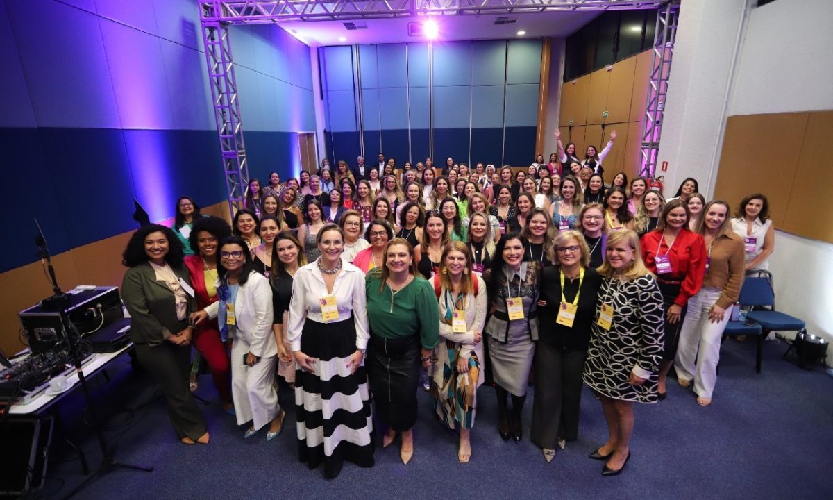 A presidente da CAASP lidera painel sobre a importância da liderança interseccional em Curitiba.