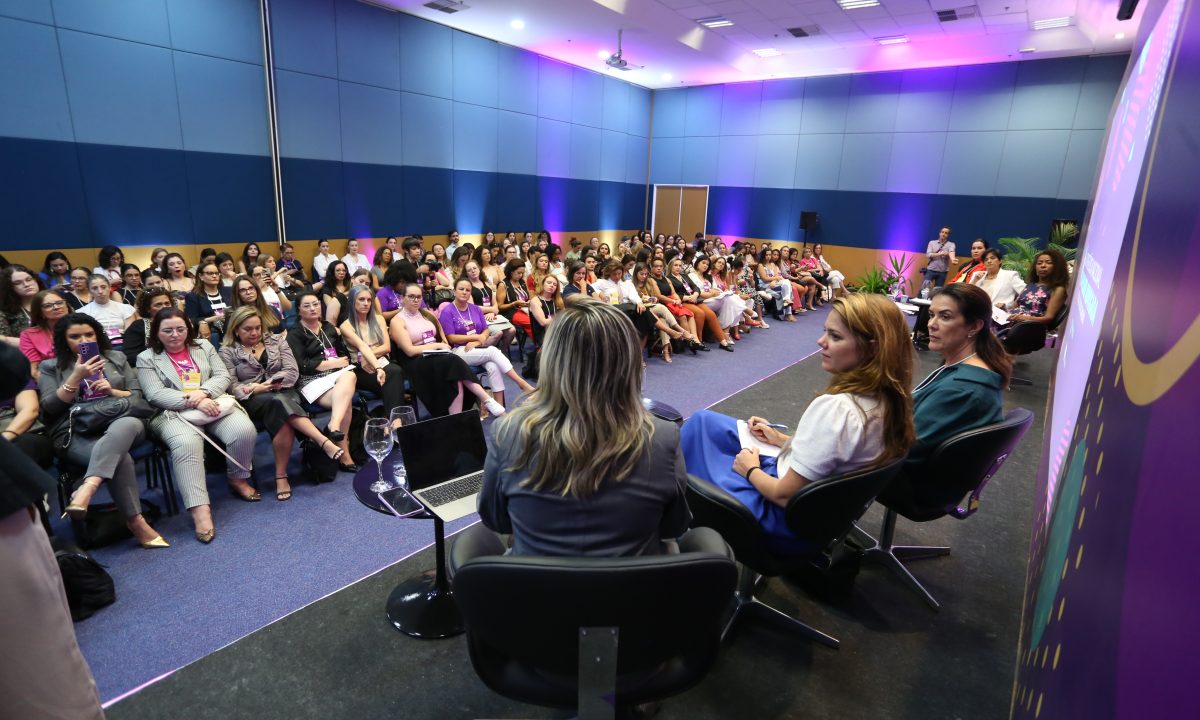 Advogadas da Ordem dos Advogados do Brasil de São Paulo abordam questões de representatividade, uso indevido do sistema jurídico com fins políticos e discriminação racial em palestras.