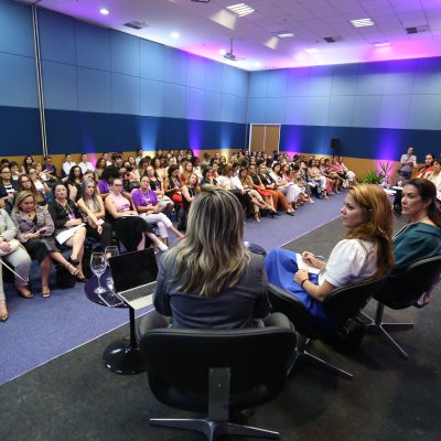 Advogadas da Ordem dos Advogados do Brasil de São Paulo abordam questões de representatividade, uso indevido do sistema jurídico com fins políticos e discriminação racial em palestras.