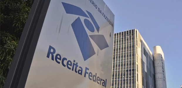 A Justiça Federal identifica um novo método ilegal na Receita Federal com o objetivo de prejudicar adversários.
