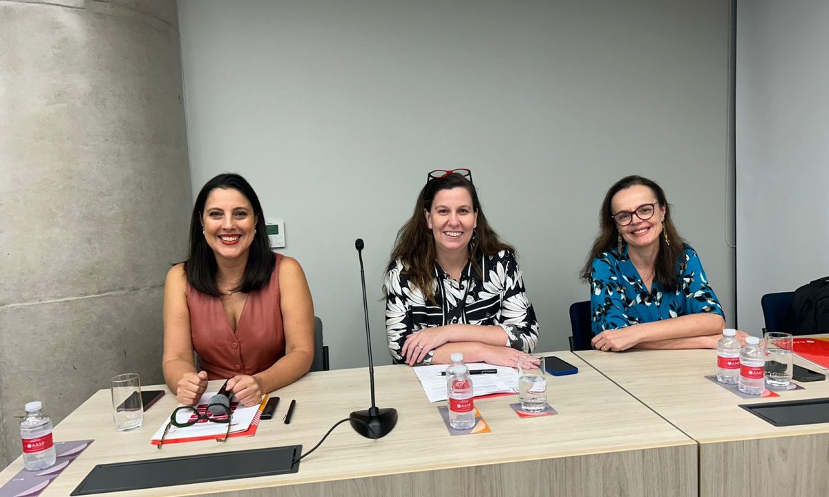 Durante uma palestra sobre litigância predatória, a secretária-geral da OAB SP destaca a importância de se estar atento às evoluções tecnológicas.