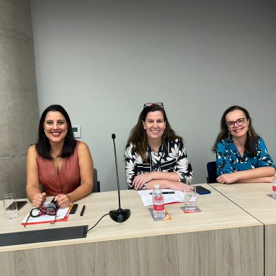 Durante uma palestra sobre litigância predatória, a secretária-geral da OAB SP destaca a importância de se estar atento às evoluções tecnológicas.