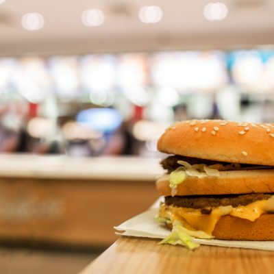Uma cadeia de restaurantes de comida rápida foi considerada culpada por obrigar um funcionário a modificar a data de validade dos produtos.