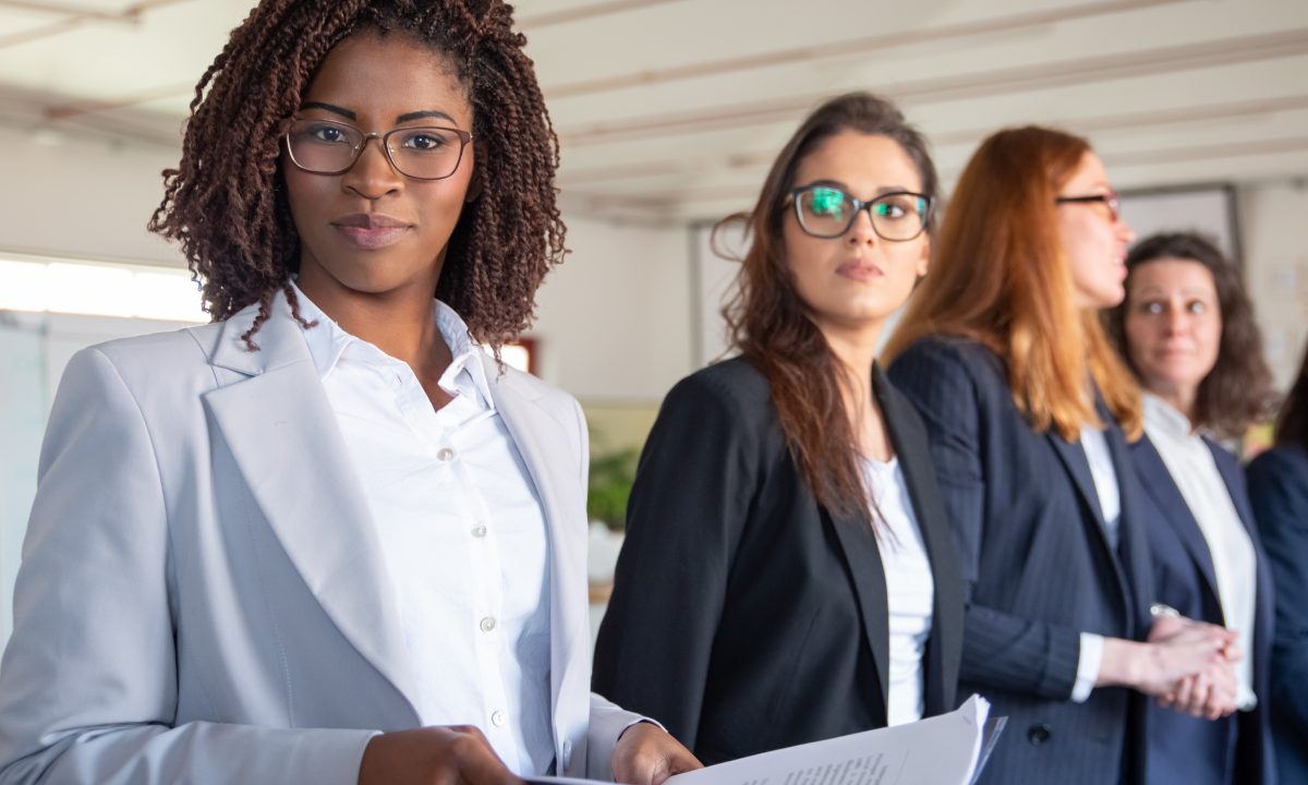 A Ordem dos Advogados do Brasil de São Paulo está aceitando inscrições para o selo que destaca e promove mulheres advogadas.