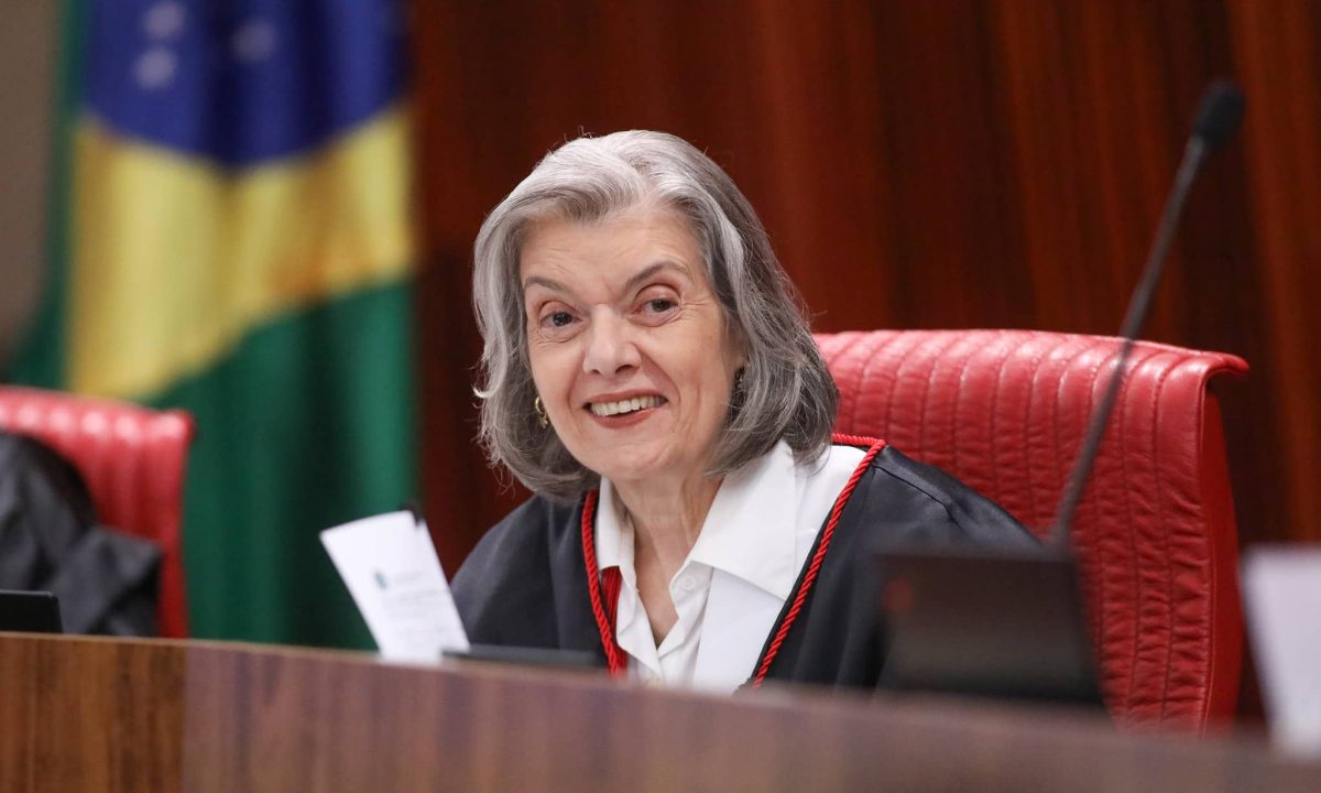 A Ministra Cármen Lúcia marca presença em um evento organizado pela OAB-SP para discutir os 40 anos do movimento das Diretas Já.