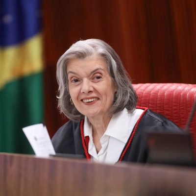 A Ministra Cármen Lúcia marca presença em um evento organizado pela OAB-SP para discutir os 40 anos do movimento das Diretas Já.