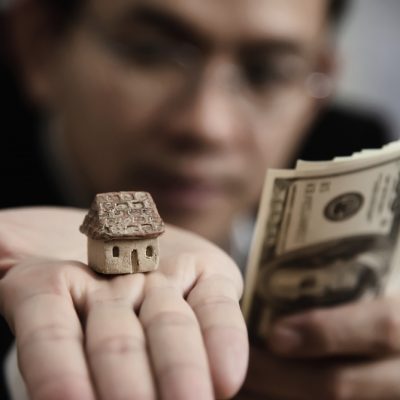 A arrematação de um imóvel é um método que resulta na aquisição da propriedade.