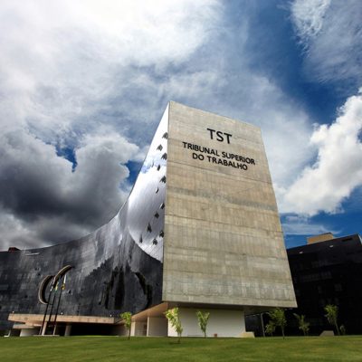A empresa de transporte e distribuição será obrigada a compensar financeiramente a funcionária de vendas que não usufruiu de um período de descanso remunerado durante um período de 15 anos.