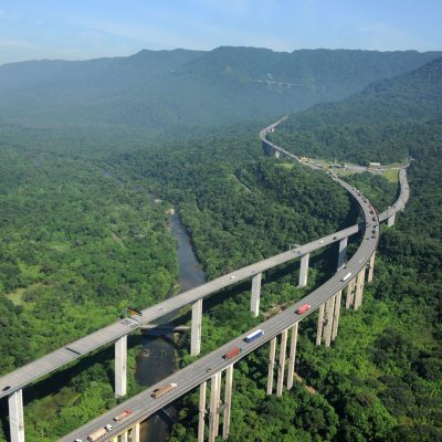 A empresa responsável pela administração da rodovia tem o dever de compensar financeiramente a pessoa que foi prejudicada em um acidente provocado pela presença de uma área com acúmulo de água.