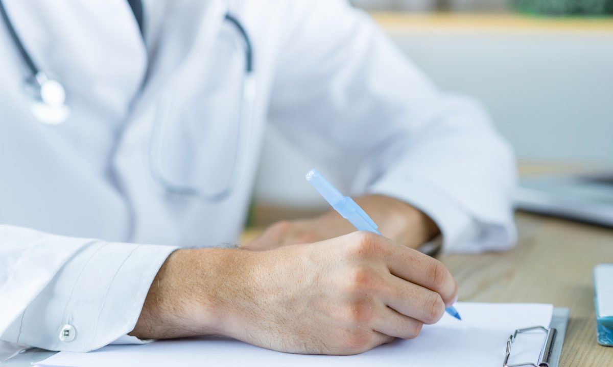 A magistrada impõe uma penalidade pecuniária à administração pública local em razão da demora em agendar tanto a marcação de consultas quanto de exames pelo Sistema Único de Saúde.