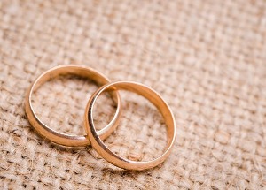 A obrigação financeira decorrente de uma dívida trabalhista, que tenha sido contraída antes do casamento, não recai sobre o cônjuge da pessoa responsável pelo débito.