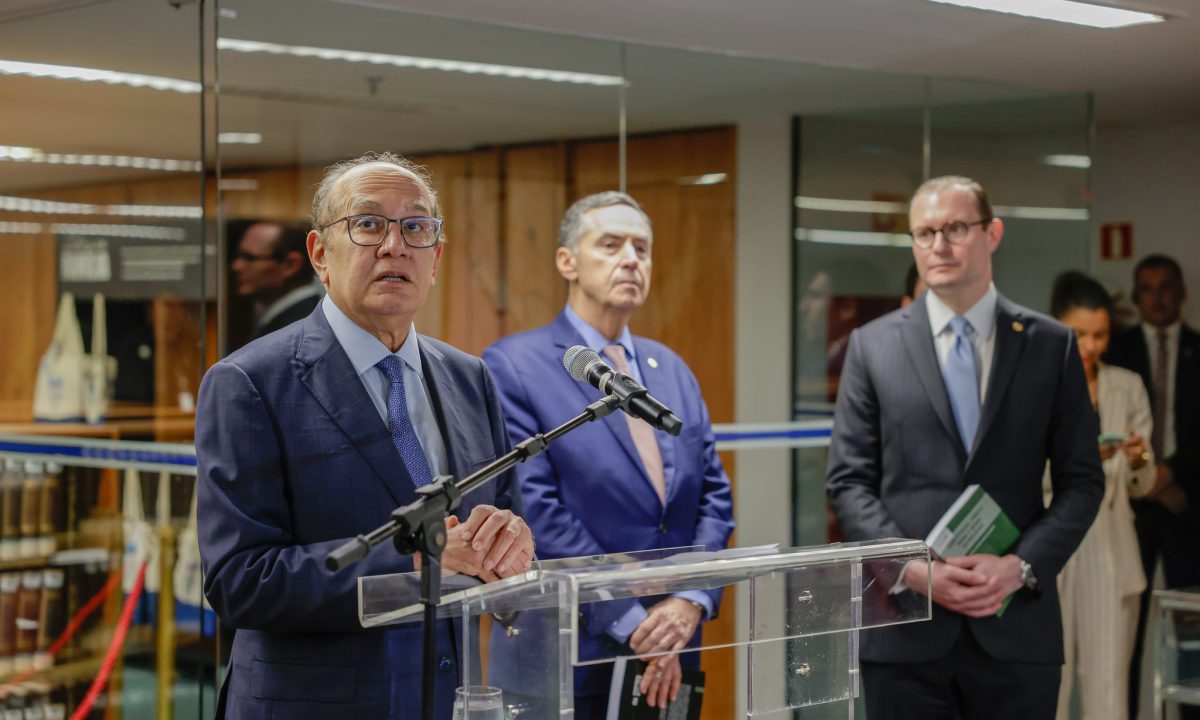 Gilmar apresenta ao Supremo uma obra que versa sobre a intersecção entre o Direito e as inovações tecnológicas.