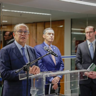 Gilmar apresenta ao Supremo uma obra que versa sobre a intersecção entre o Direito e as inovações tecnológicas.