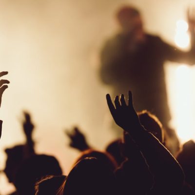 Indivíduo em prisão domiciliar obtém permissão para participar de atividade religiosa.