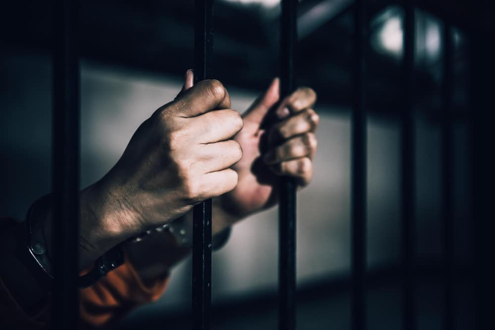 No Brasil, a prática de realizar detenções antes do julgamento, conhecida como prisões preventivas, continua sendo amplamente utilizada, o que alimenta o sistema de execução antecipada de penas.