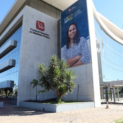 O Conselho Nacional do Ministério Público (CNMP) inicia um processo de investigação contra um promotor de justiça devido ao seu uso do termo pejorativo “galinha” ao se referir a uma advogada.