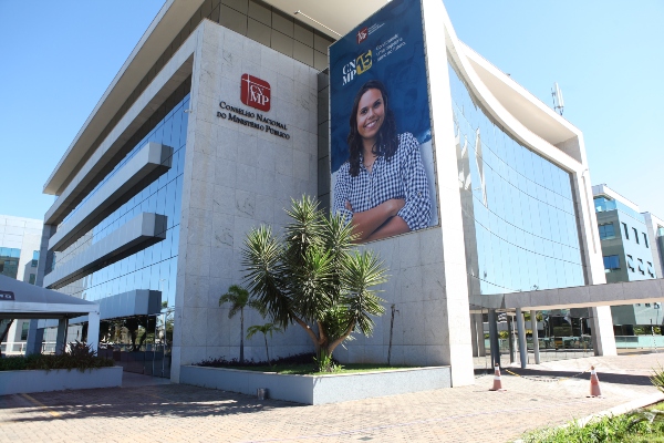 O Conselho Nacional do Ministério Público (CNMP) inicia um processo de investigação contra um promotor de justiça devido ao seu uso do termo pejorativo “galinha” ao se referir a uma advogada.