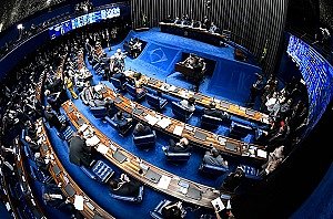 O Governo retira a solicitação de celeridade na tramitação do projeto de lei das falências no Senado.
