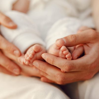 Criança fica sob os cuidados dos padrinhos enquanto a decisão final sobre a guarda é tomada.