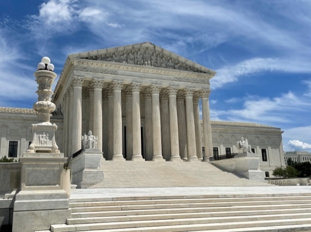 O Supremo Tribunal dos Estados Unidos decide sobre a legalidade de leis municipais que tornam ilegal a condição de pessoas que vivem nas ruas.