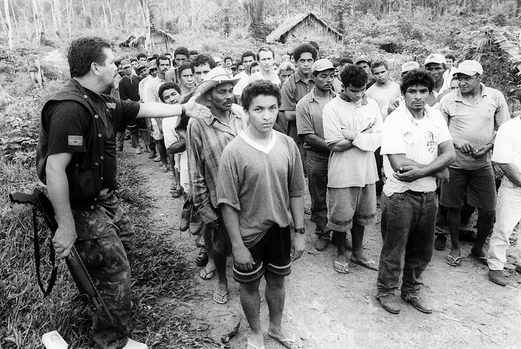 O fenômeno da escravidão e o crime de colocar alguém em condições semelhantes à de escravo.