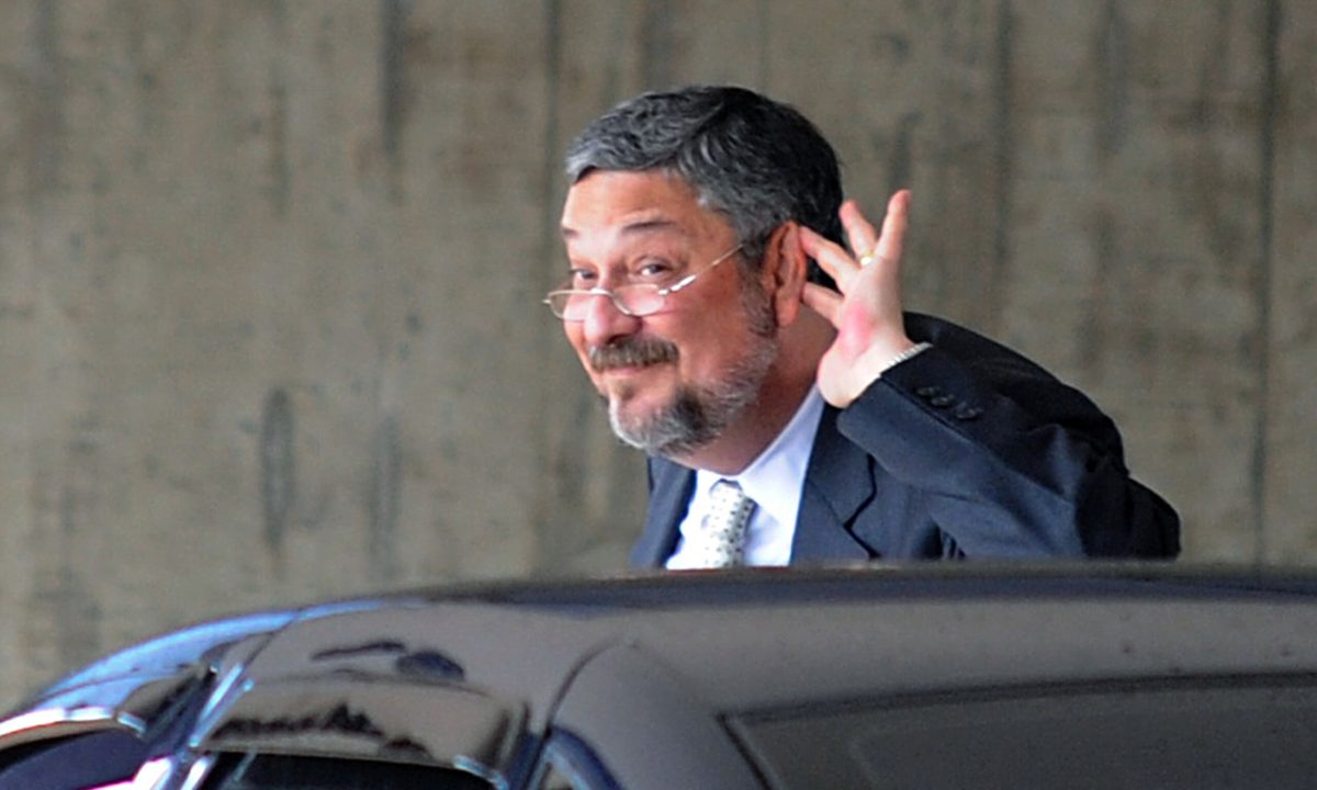 O juiz decide revogar a ordem de bloqueio dos bens imóveis e automóveis da consultoria de Palocci.