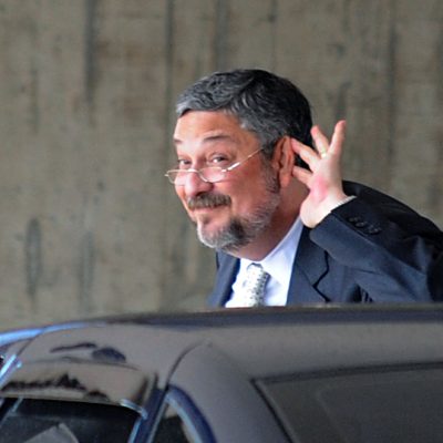 O juiz decide revogar a ordem de bloqueio dos bens imóveis e automóveis da consultoria de Palocci.