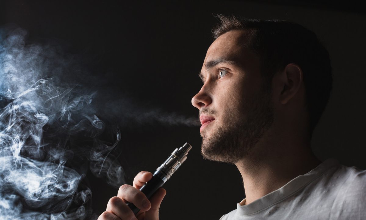 O produtor questiona a determinação da Anvisa que vetou o uso do cigarro eletrônico.