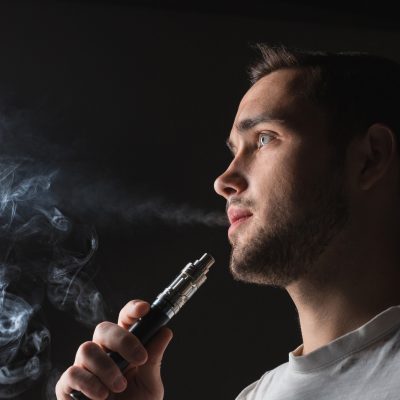 O produtor questiona a determinação da Anvisa que vetou o uso do cigarro eletrônico.