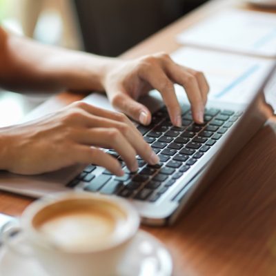 A Ordem dos Advogados do Brasil – São Paulo lança um distintivo com o objetivo de promover a igualdade de gênero nos escritórios.