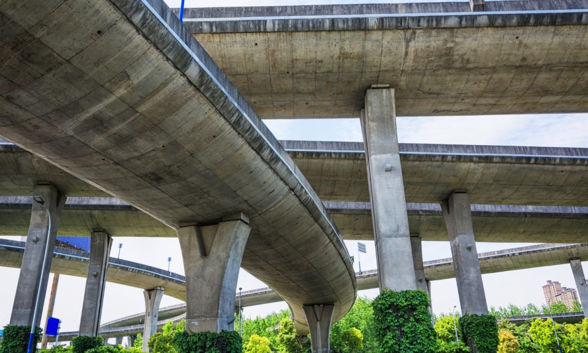 O trabalhador que faleceu ao cair de um viaduto não foi o responsável pelo acidente.