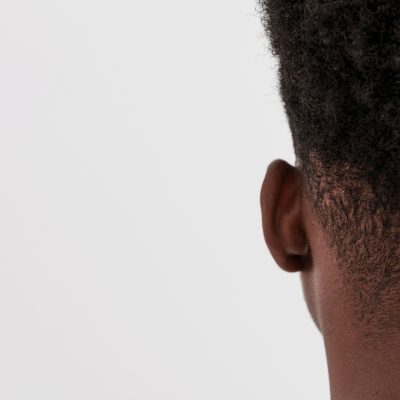 Segurança do shopping é obrigado a compensar financeiramente indivíduo negro expulso do estabelecimento