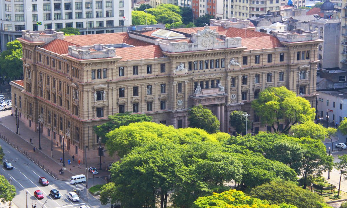 O docente foi condenado a pagar uma quantia de R$ 3 mil como compensação para a estudante devido ao assédio sofrido.