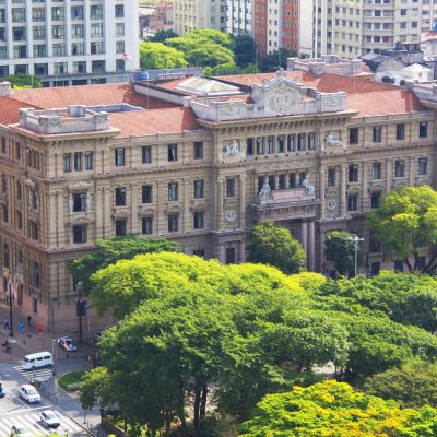 O docente foi condenado a pagar uma quantia de R$ 3 mil como compensação para a estudante devido ao assédio sofrido.