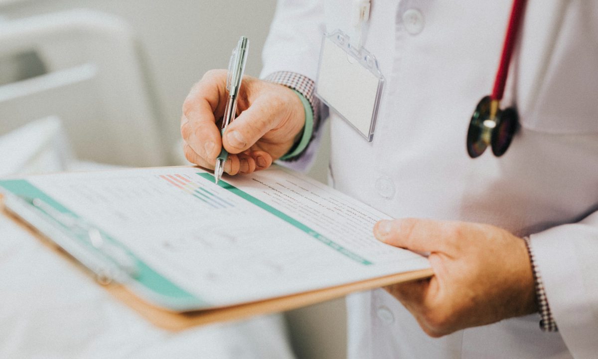 Um médico foi sentenciado a pagar uma indenização ao município por simular plantões.