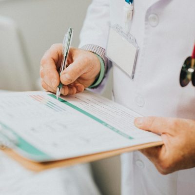 Um médico foi sentenciado a pagar uma indenização ao município por simular plantões.