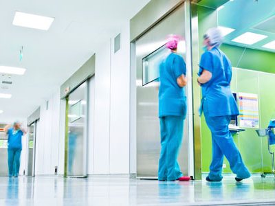 A Prefeitura é responsável por compensar a família da mulher que faleceu devido a um erro médico no hospital.