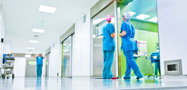 A Prefeitura é responsável por compensar a família da mulher que faleceu devido a um erro médico no hospital.