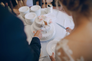 Casal prejudicado pela falta de energia durante festa de casamento receberá compensação financeira.