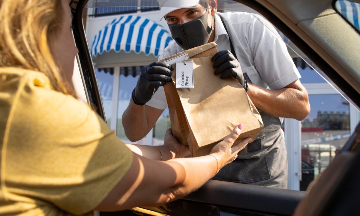 Cliente que sofreu acidente no drive-thru será indenizado pelo restaurante.