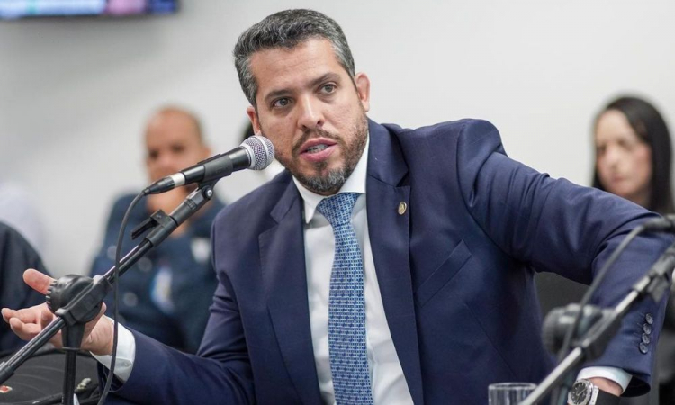 Deputado Rodrigo Amorim é sentenciado pelo TRE-RJ por prática de violência política de gênero.