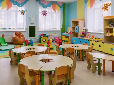 Família recebe indenização devido ao abandono de criança em creche municipal.