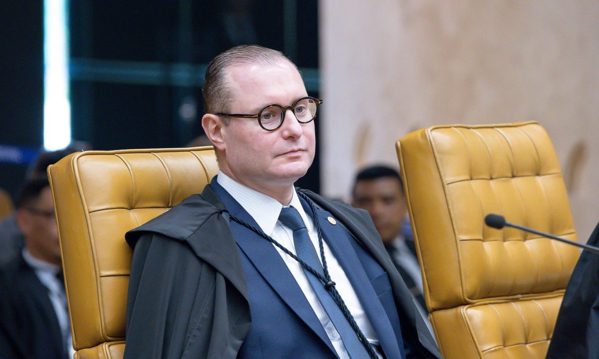 Há algo de inadequado na estratégia de tentar recolocar a folha de pagamento na carga tributária.