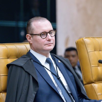 Há algo de inadequado na estratégia de tentar recolocar a folha de pagamento na carga tributária.