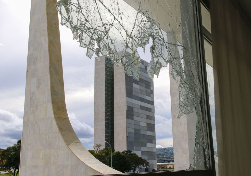 O Supremo Tribunal Federal está discutindo se órgãos governamentais têm permissão para celebrar o golpe de Estado ocorrido em 1964.