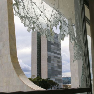 O Supremo Tribunal Federal está discutindo se órgãos governamentais têm permissão para celebrar o golpe de Estado ocorrido em 1964.