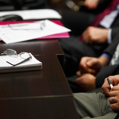 O trabalhador ausente da audiência tem o direito de oferecer prova por meio de testemunhas.